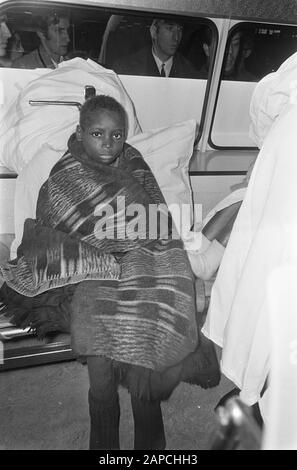 Ankunft von 5 Kindern aus Biafra auf Schiphol einer der Jungen, die in Decke eingewickelt sind Datum: 9. Oktober 1968 Ort: Noord-Holland, Schiphol Schlüsselwörter: Ankunft, Kinder Stockfoto