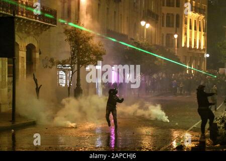 Beirut, Libanon. Januar 2020. Regierungsgegner kollidieren bei einem Protest gegen die neue Regierung in der Nähe des parlamentsgebäudes mit Riot-Polizisten. Das neu gebildete Kabinett des Libanon traf sich am Mittwoch zum ersten Mal, als Regierungsgegner ihre Missbilligung äußerten, indem sie Straßen rund um die Hauptstadt Beirut blockierten. Credit: Marwan Naamani / dpa / Alamy Live News Stockfoto