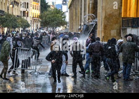 Beirut, Libanon. Januar 2020. Regierungsgegner kollidieren bei einem Protest gegen die neue Regierung in der Nähe des parlamentsgebäudes mit Riot-Polizisten. Das neu gebildete Kabinett des Libanon traf sich am Mittwoch zum ersten Mal, als Regierungsgegner ihre Missbilligung äußerten, indem sie Straßen rund um die Hauptstadt Beirut blockierten. Credit: Marwan Naamani / dpa / Alamy Live News Stockfoto