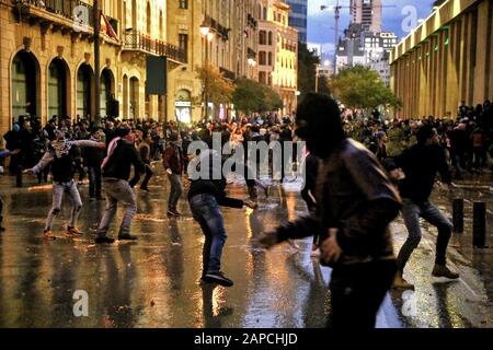 Beirut, Libanon. Januar 2020. Regierungsgegner kollidieren bei einem Protest gegen die neue Regierung in der Nähe des parlamentsgebäudes mit Riot-Polizisten. Das neu gebildete Kabinett des Libanon traf sich am Mittwoch zum ersten Mal, als Regierungsgegner ihre Missbilligung äußerten, indem sie Straßen rund um die Hauptstadt Beirut blockierten. Credit: Marwan Naamani / dpa / Alamy Live News Stockfoto