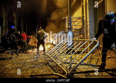 Beirut, Libanon. Januar 2020. Regierungsgegner kollidieren bei einem Protest gegen die neue Regierung in der Nähe des parlamentsgebäudes mit Riot-Polizisten. Das neu gebildete Kabinett des Libanon traf sich am Mittwoch zum ersten Mal, als Regierungsgegner ihre Missbilligung äußerten, indem sie Straßen rund um die Hauptstadt Beirut blockierten. Credit: Marwan Naamani / dpa / Alamy Live News Stockfoto