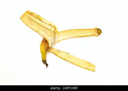 Reife gelbe Bananenschale isoliert auf weißem Grund Stockfoto