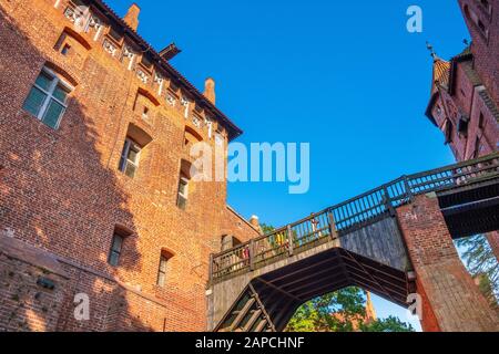 Malbork, Pomerania/Polen - 2019/08/24: Hohe Burgfestungsmauern und Befestigungsanlagen der mittelalterlichen Burg des Deutschen Orden in Malbork Stockfoto