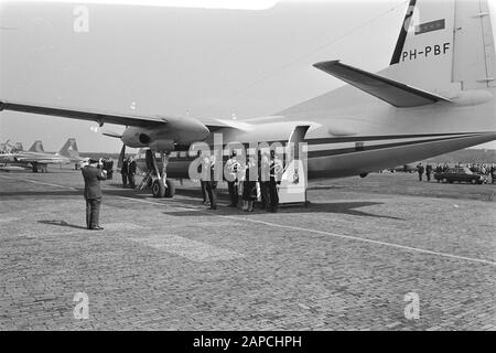 Besuch des kanadischen Gouverneurs Roland Michener, seine Beschreibung: Ankunft der Gäste am Flughafen Twente Datum: 15. april 1971 Ort: Overijssel, Twente Schlüsselwörter: Governors-General, princesss, Aircraft, Airfields persönlicher Name: Margriet, Prinzessin, Michener, Roland Stockfoto