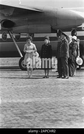Besuch des kanadischen Gouverneurs Roland Michener, seine Beschreibung: Ankunft der Gäste am Flughafen Twente Datum: 15. april 1971 Ort: Overijssel, Twente Schlüsselwörter: Governor-General, Princesss, Aircraft, Airfields persönlicher Name: Margriet, Prinzessin, Michener, Roland, Michener-Willis, Norah Stockfoto