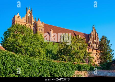 Malbork, Pomerania/Polen - 2019/08/24: Panoramaaussicht auf die Verteidigungsmauern und Befestigungen des mittelalterlichen Schlosses des Deutschen Orden in Malbork Stockfoto