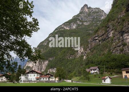 La Stanga, ein Dorf im Val Cordevole in den Dolden, mit dem Gipfel La Spirlonga hoch oben, Provinz Belluno, Venetien, Italien Stockfoto