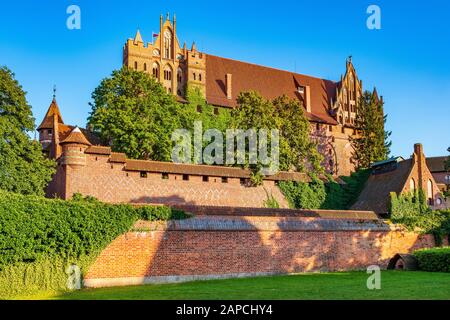 Malbork, Pomerania/Polen - 2019/08/24: Panoramaaussicht auf die Verteidigungsmauern und Befestigungen des mittelalterlichen Schlosses des Deutschen Orden in Malbork Stockfoto