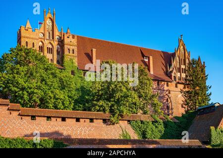 Malbork, Pomerania/Polen - 2019/08/24: Panoramaaussicht auf die Verteidigungsmauern und Befestigungen des mittelalterlichen Schlosses des Deutschen Orden in Malbork Stockfoto