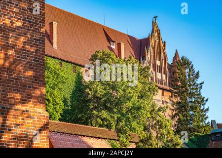 Malbork, Pomerania/Polen - 2019/08/24: Panoramaaussicht auf die Verteidigungsmauern und Befestigungen des mittelalterlichen Schlosses des Deutschen Orden in Malbork Stockfoto