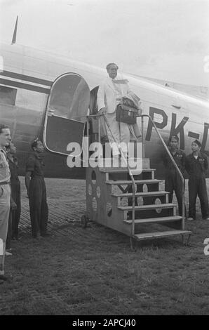 Dr. Mansuer in Medan (Wali Negara Sumatera Timoer); Weihnachtsfeier 3.4-i R.I. Canoe-Plateau; Militärkrankenhaus; Blumen-Tribute auf Gräbern Beschreibung: Ankunft von Dr. Mansuer (Wali Negara Negara) Sumatera Timoer) am Flughafen Medan Datum: 27. Dezember 1947 Standort: Indonesien, Niederländisch-Ostindien Stockfoto