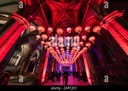 Edinburgh, Schottland, Großbritannien. Januar 2020. Das Festival EdinburghÕs Burns and Beyond bietet 400 chinesische rote Laternen, die in der St Giles' Cathedral in Edinburgh hängen, um den Beginn der chinesischen Neujahrsfeiern zu markieren. Burns Night am Samstag, 25. Januar, fällt mit dem chinesischen Neujahr zusammen, Termine, die für weitere 76 Jahre nicht mehr zusammenfallen. Iain Masterton/Alamy Live News. Stockfoto
