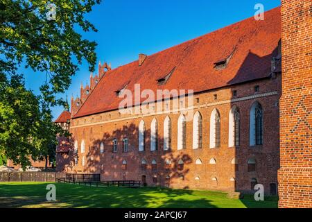 Malbork, Pomerania/Polen - 2019/08/24: Panoramablick auf die Verteidigungsmauern der Festung Mittelburg und die Befestigungen des mittelalterlichen Deutschen Orden Stockfoto