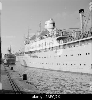 Israel 1964-1965: Haifa, Ankunft der Passagierschiffe Beschreibung: Ankunft des Schiffes SS Zion im Hafen Anmerkung: Haifa ist eine Hafenstadt und Badeort im Norden Israels, am nördlichen Teil des Karmelgebirges und am Mittelmeer. SS Zion (das abgebildete Schiff) wurde 1956 auf der Deutschen Werft in Hamburg im Rahmen des Rückzahlungssystems (Vereinbarung über Zahlungen aus Deutschland) gebaut und diente zunächst im Transatlantischen Dienst zwischen New York und Haifa, Der Hauptzweck zu dieser Zeit bestand darin, sie in ihre Heimat zurückzubringen. Später wurde die SS Zion eingenommen Stockfoto