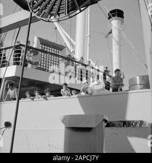 Israel 1964-1965: Haifa, Ankunft der Passagierschiffe Beschreibung: Ankunft des Schiffes SS Zion mit Passagieren an Bord Anmerkung: Haifa ist Hafenstadt und Badeort im Norden Israels, am nördlichen Teil des Karmel-Gebirges und am Mittelmeer. SS Zion (das abgebildete Schiff) wurde 1956 auf der Deutschen Werft in Hamburg im Rahmen des Rückzahlungssystems (Vereinbarung über Zahlungen aus Deutschland) gebaut und diente zunächst im Transatlantischen Dienst zwischen New York und Haifa, Der Hauptzweck zu dieser Zeit bestand darin, sie in ihre Heimat zurückzubringen. Später die SS Zi Stockfoto