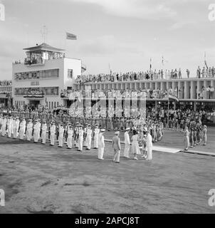 Niederländische Antillen und Suriname zum Zeitpunkt des königlichen Besuchs von Königin Juliana und Prinz Bernhard im Jahr 1955 Beschreibung: Ankunft des Königspaares am Flughafen von Aruba Datum: 24. Oktober 1955 Ort: Aruba Schlüsselwörter: Königliche Besuche, Marineinfanteristen, Flughäfen Stockfoto