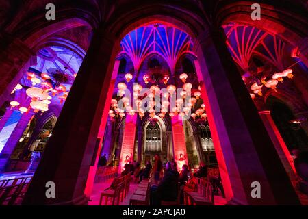 Edinburgh, Schottland, Großbritannien. Januar 2020. Das Festival EdinburghÕs Burns and Beyond bietet 400 chinesische rote Laternen, die in der St Giles' Cathedral in Edinburgh hängen, um den Beginn der chinesischen Neujahrsfeiern zu markieren. Burns Night am Samstag, 25. Januar, fällt mit dem chinesischen Neujahr zusammen, Termine, die für weitere 76 Jahre nicht mehr zusammenfallen. Iain Masterton/Alamy Live News. Stockfoto