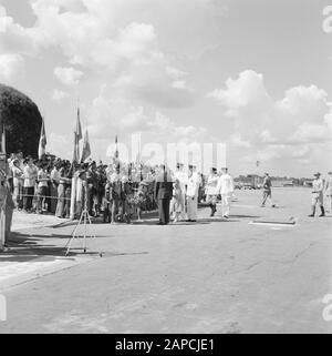 Niederländische Antillen und Suriname zum Zeitpunkt des königlichen Besuchs von Königin Juliana und Prinz Bernhard im Jahr 1955 Beschreibung: Ankunft von Königin und Prinz am Flughafen Zanderij. Begrüßung durch Inder. In der Mitte Johan Ferrier, Präsident des Ministerrates Datum: 27. Oktober 1955 Ort: Suriname, Zanderij Schlüsselwörter: Besuche, Indianer, Eingeborene, Königinnen, Flugfelder persönlicher Name: Bernhard (Prinz Niederlande), Ferrier, Johan, Juliana (Königin Niederlande) Stockfoto
