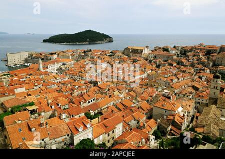 Altstadt von Dubrovnik und die Insel Lokrum, Kroatien Stockfoto