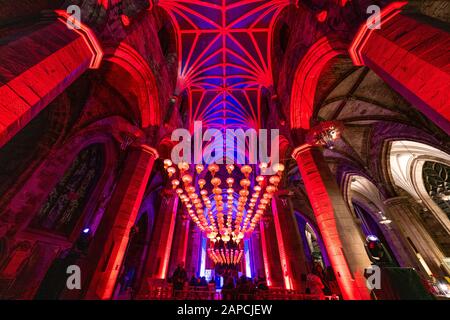 Edinburgh, Schottland, Großbritannien. Januar 2020. Das Festival EdinburghÕs Burns and Beyond bietet 400 chinesische rote Laternen, die in der St Giles' Cathedral in Edinburgh hängen, um den Beginn der chinesischen Neujahrsfeiern zu markieren. Burns Night am Samstag, 25. Januar, fällt mit dem chinesischen Neujahr zusammen, Termine, die für weitere 76 Jahre nicht mehr zusammenfallen. Iain Masterton/Alamy Live News. Stockfoto