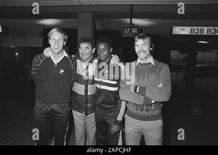 Ankunft des FC Barcelona auf Schiphol im Zusammenhang mit Spiel gegen NEC Beschreibung: Ankunft von Nottingham Forest auf Schiphol; von links Torhüter Van Breukelen, Manager Brian Clough und Spieler Fairclough und Thijssen Datum: 17. Oktober 1983 Ort: Noord-Holland, Schiphol Schlüsselwörter: Ankunft und Abreise, Manager, Fußball, Fußballer persönlicher Name: Breukelen, Hans van, Clough, Bryan, Fairclough, Chris, Thijssen, Französisch Stockfoto