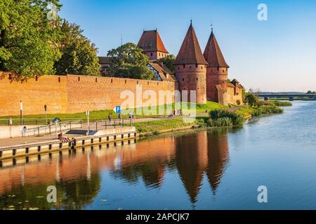 Malbork, Pomerania/Polen - 2019/08/24: Panoramablick auf das Westtor mit Verteidigungstürmen des mittelalterlichen Schlosses des Deutschen Orden in Malbork Stockfoto