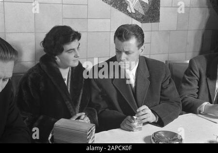 Ankunft von Van Rie auf Schiphol ab Amerika Datum: 8. März 1960 Ort: Noord-Holland, Schiphol Schlüsselwörter: Ankunft persönlicher Name: Van Rie Stockfoto