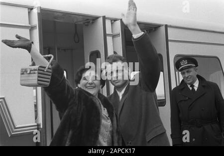 Ankunft von Van Rie auf Schiphol aus Amerika, Frau Van Rie winkt Datum: 8. März 1960 Ort: Noord-Holland, Schiphol Schlüsselwörter: Ankunft, Frau persönlicher Name: Van Rie Stockfoto