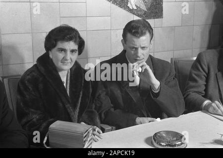 Ankunft von Van Rie auf Schiphol ab Amerika Datum: 8. März 1960 Ort: Noord-Holland, Schiphol Schlüsselwörter: Ankunft persönlicher Name: Van Rie Stockfoto