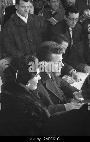 Ankunft von Van Rie auf Schiphol ab Amerika Datum: 8. März 1960 Ort: Noord-Holland, Schiphol Schlüsselwörter: Ankunft persönlicher Name: Van Rie Stockfoto