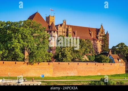 Malbork, Pomerania/Polen - 2019/08/24: Panoramaaussicht auf die Verteidigungsmauern und Türme des mittelalterlichen Schlosses des Deutschen Orden in Malbork, Polen Stockfoto