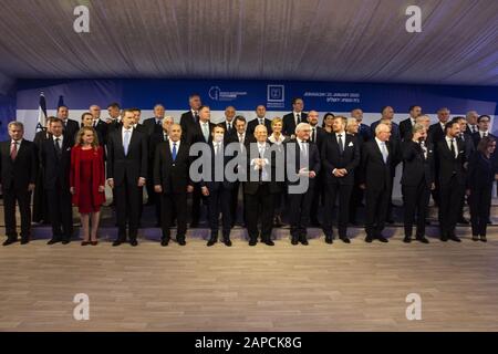 Etwa 40 Staatsoberhäupter posieren für ein Gruppenfoto nach einem Abendempfang.in Israels Amtssitz Reuven Rivlins in Jerusalem am Mittwoch, 22. Januar 2020. Rivlin (C) steht neben Frankreichs Emmanuel Macron, und Bundespräsident Frank-Walter Steinmeier rechts. Die Führer sind in Israel für das fünfte Welt-Holocaust-Forum in der Holocaust-Gedenkstätte und dem Museum Yad Vashem in Jerusalem, das am Donnerstag, den 23. Januar, beginnt. Das diesjährige Forum ist 75 Jahre seit der Befreiung des Todeslagers Auschwitz-Birkenau im Jahr 1945. Poolfoto von Heidi Levine/UPI Stockfoto