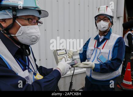 22. Januar 2020, Okuma, Fukushima, Japan: Mitarbeiter der Tokyo Electric Power Company (TEPCO) Kernkraftwerk Fukushima Daiichi demonstrieren, dass sie die Strahlung von Wasser messen, das in ALPEN (Multi-Nuklid Retrieval Equipment) II vor dem GEBÄUDE ALPS II im Tsunami-verwüsteten Kernkraftwerk in Okuma, Präfektur Fukushima, 22. Januar 2020 verarbeitet wurde. Die Lagertanks, einschließlich des in DEN ALPEN verarbeiteten Wassers, werden etwa im Sommer 2022 voll sein, sagte TEPCO. Die japanische Regierung wird bald entscheiden müssen, wie das verarbeitete Wasser noch einschließlich Tritium verwaltet wird. (Bild: © Kimimasa Mai Stockfoto