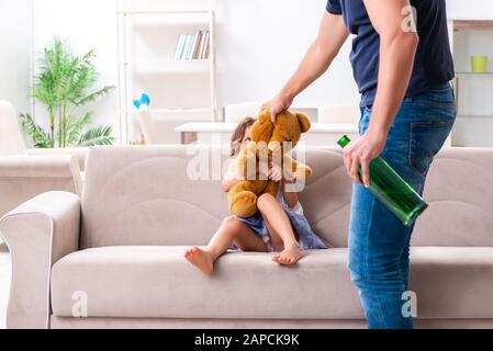 Die betrunkenen Vater in den inländischen Kindesmißbrauch und Gewalt Konzept Stockfoto