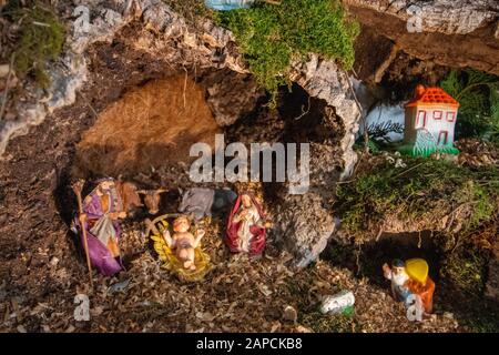 Nahaufnahme vieler winziger Figuren, die eine große Krippenerholung schaffen. Stockfoto