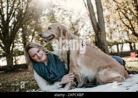 Frau mit Hund. Stockfoto