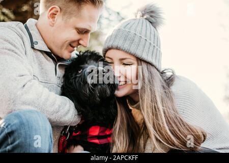 Junges Paar mit ihrem Hund. Stockfoto