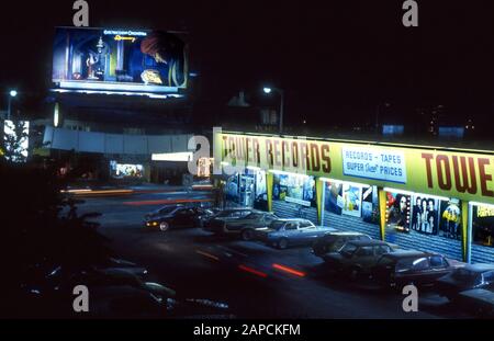 Tower Records nachts mit ELO-Plakat für ihre Schallplattenentdeckung über den Sunset Strip um 1979. Stockfoto