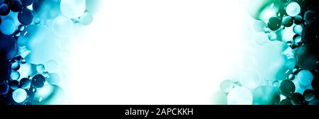 Kreativer Abstraktionsrahmen aus bunten Kreisen unterschiedlicher Größe mit Hintergrundbeleuchtung und Gradient mit weiß isoliertem freiem Raum in der Mitte. Stockfoto