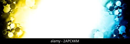 Kreativer Abstraktionsrahmen aus bunten Kreisen unterschiedlicher Größe mit Hintergrundbeleuchtung und Gradient mit weiß isoliertem freiem Raum in der Mitte. Stockfoto