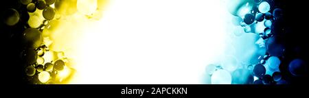 Kreativer Abstraktionsrahmen aus bunten Kreisen unterschiedlicher Größe mit Hintergrundbeleuchtung und Gradient mit weiß isoliertem freiem Raum in der Mitte. Stockfoto