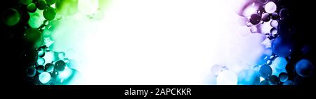 Kreativer Abstraktionsrahmen aus bunten Kreisen unterschiedlicher Größe mit Hintergrundbeleuchtung und Gradient mit weiß isoliertem freiem Raum in der Mitte. Stockfoto