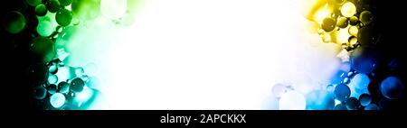 Kreativer Abstraktionsrahmen aus bunten Kreisen unterschiedlicher Größe mit Hintergrundbeleuchtung und Gradient mit weiß isoliertem freiem Raum in der Mitte. Stockfoto
