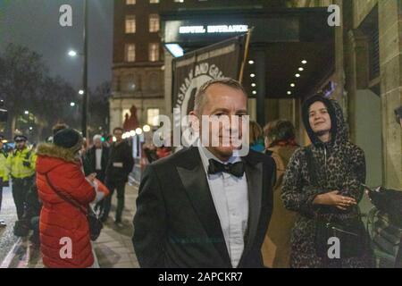 Park Lane, London, Großbritannien. Januar 2020. Demonstranten von Campaign Against Arms Trade und Stop the Arms Fair demonstrieren vor dem Grosvenor House Hotel UK, während Waffenhändler, MPS und Militärangehörige ein Abendessen mit schwarzer Krawatte veranstalten. Penelope Barritt/Alamy Live News Stockfoto