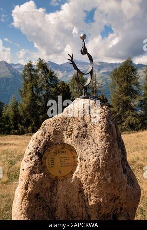 Saint-Luc, Wallis, Schweiz - 8. August 2018: Planet Trail Walk - repräsentiert den Planeten Merkur. Stockfoto