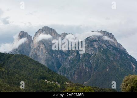 Der Gipfel des Monte San Lucano in den Dolden, mit dem Dorf Soccol auf dem Hügel im Vordergrund, von Agordo, Provinz Belluno, Venetien, Italien Stockfoto