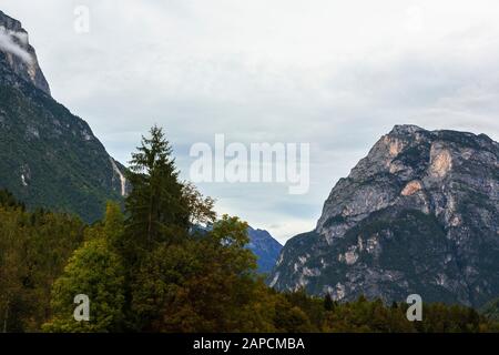 Blick auf das Val Cordevole nach Palazza Alta, von der SP347 auf Pianizze bei Agordo, italienische Dolden, Venetien, Italien Stockfoto