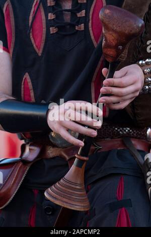 Cooles, detailgetreues Musikinstrument im mittelalterlichen Dudelsacktyp. Stockfoto