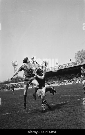 Haarlem gegen den FC Utrechter 0-0 Beschreibung: Angriff auf das Utrechter Tor, einschließlich Torhüter Van Breukelen und Van de Vlag (Nr. 34) und Haarlem Spieler Lensen Datum: 13. Mai 1979 Ort: Haarlem, Noord-Holland Schlagwörter: Sport, Fußball Personenname: Breukelen, Hans van, Flag, Hank of the Stockfoto