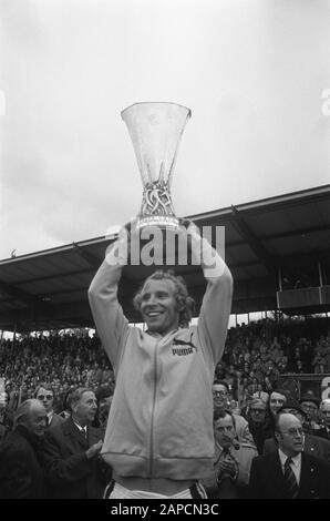 FC Twente-Borussia Mönchengladbach 1-5 (Rückspiel Finale Europa Cup 3) Beschreibung: Kapitän Vogts (Borussia MG) mit dem UEFA-Pokal Datum: 21. Mai 1975 Ort: Enschede, Overijssel Schlüsselwörter: Kapitäne, Pokale, Spieler, Sport, Fußball Personenname: Vogts, Berti Stockfoto